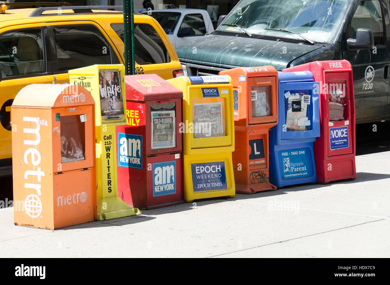 Giornale gratuito distributori in una strada di Manhattan Foto Stock