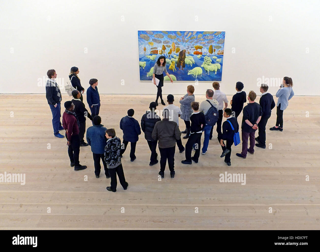Un gruppo di scolari visitano art gallery di Londra Foto Stock