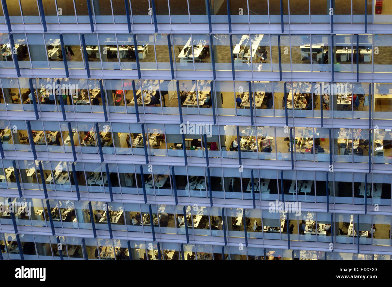 Vista dei lavoratori in un blocco di uffici nel centro di Londra Foto Stock