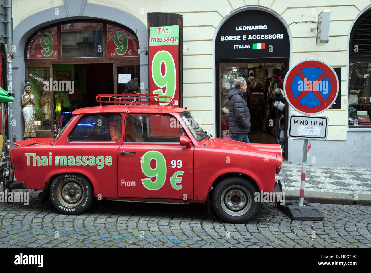 Una Trabant vettura usata per pubblicizzare un massaggio Thai in un salone di Malá Strana, Praga Foto Stock