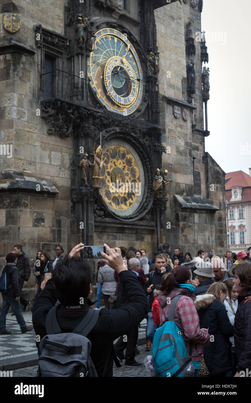 Un visitatore effettua un'immagine dell'Orologio Astronomico nella piazza della Città Vecchia di Praga Foto Stock
