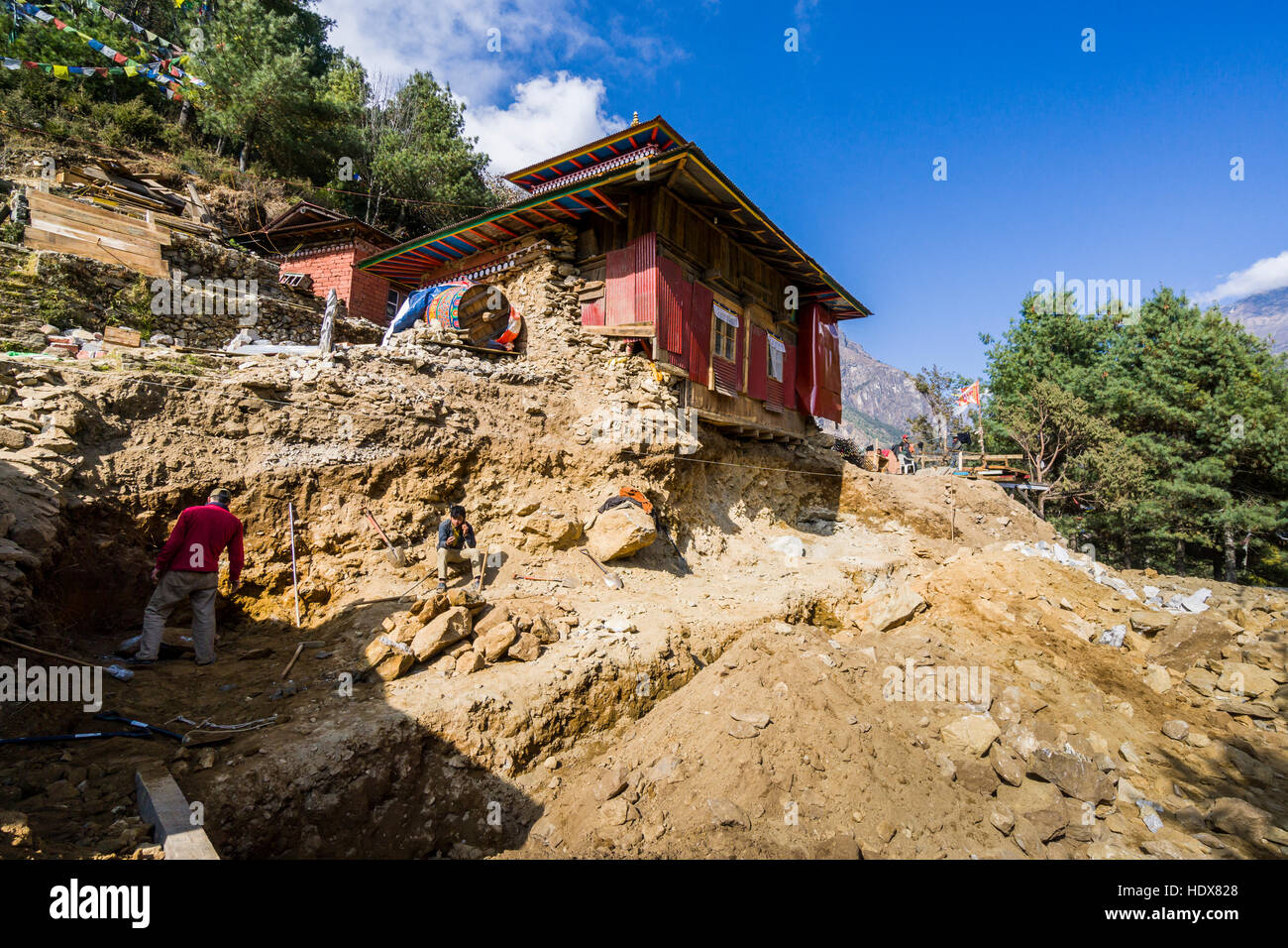 Il monastero zgei choling gompa, che è stato fortemente danneggiato durante il terremoto 2015, è riuscire a ricostruire Foto Stock