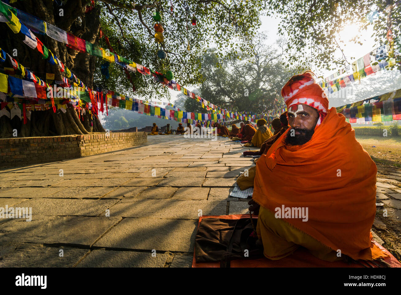 Alcuni sadhus, santi uomini, sono seduti intorno al bodhi tree accanto al Tempio di Mayadevi, il luogo di nascita di Siddharta Gautama, presente il buddha Foto Stock