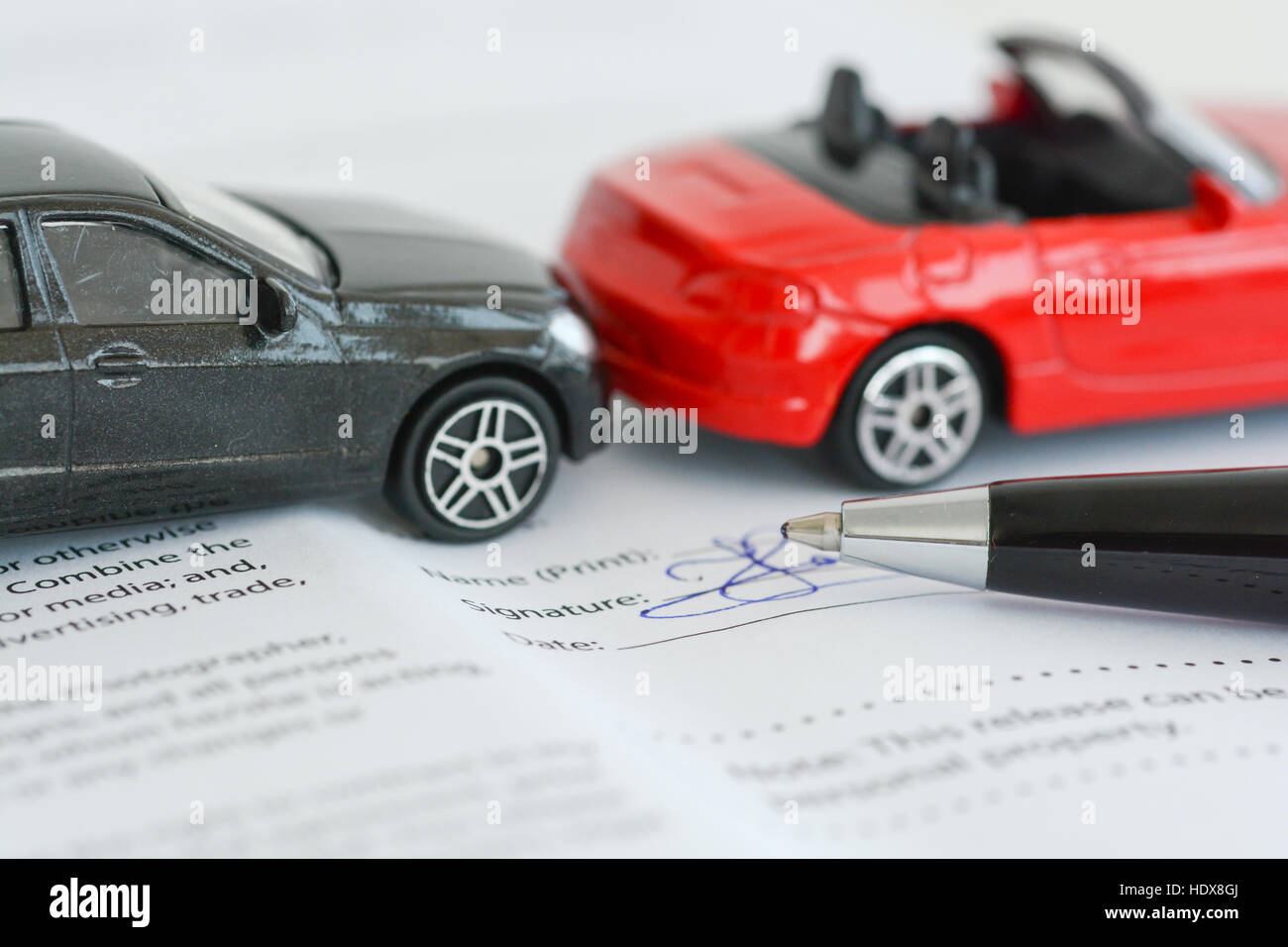 Polizza di assicurazione nozione di contratto con toy model cars avente un crash o di un incidente Foto Stock