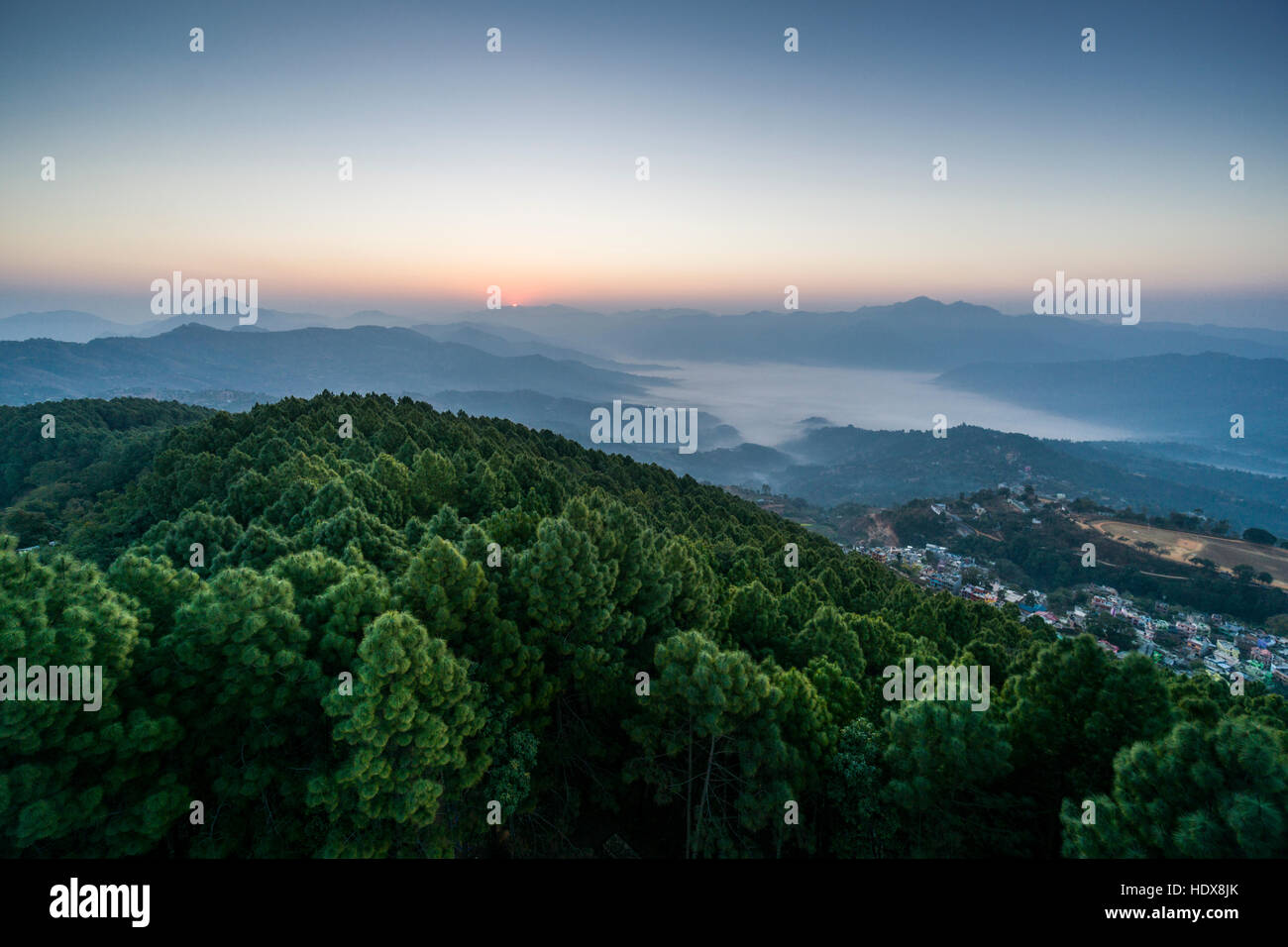 Vista aerea sul Lago Bianco, un lago di nebbia, di sunrise Foto Stock