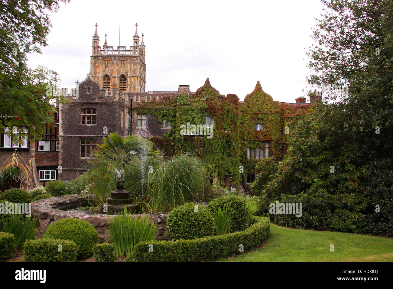 Giardini al coperto di edera Hotel Abbazia, Malvern, Inghilterra. Foto Stock