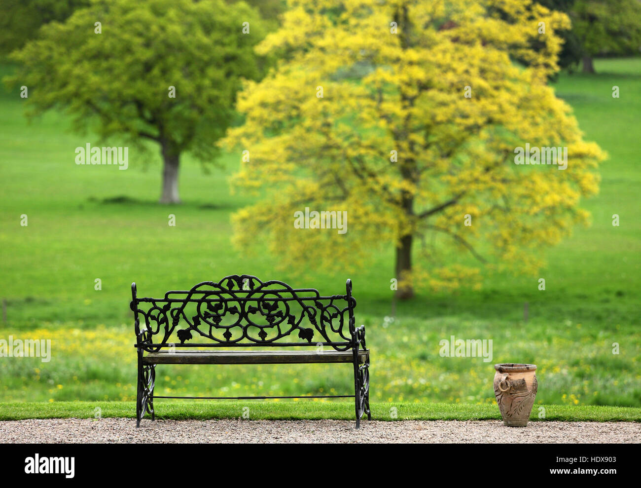 Vista posteriore del giardino un sedile unico che si affacciava su una gloriosa campagna parco e alberi. Foto Stock
