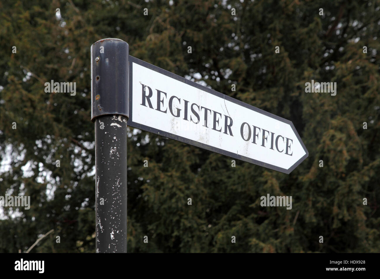 Segno che puntano a un registro office, a Salisbury, Wiltshire Foto Stock