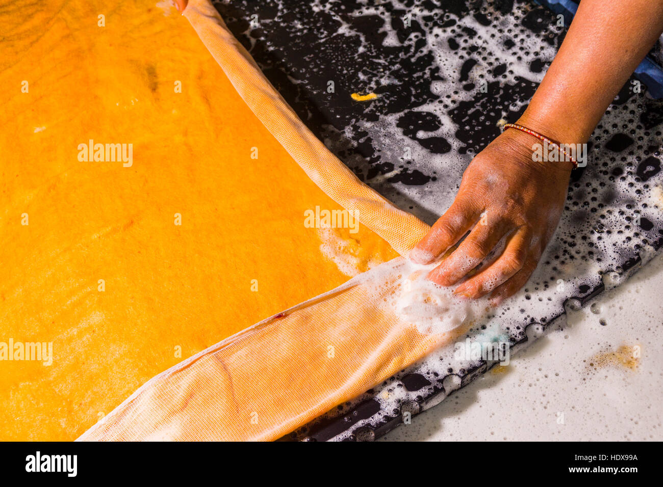 Le mani di una donna sono la produzione di un grosso strato di feltro Foto Stock