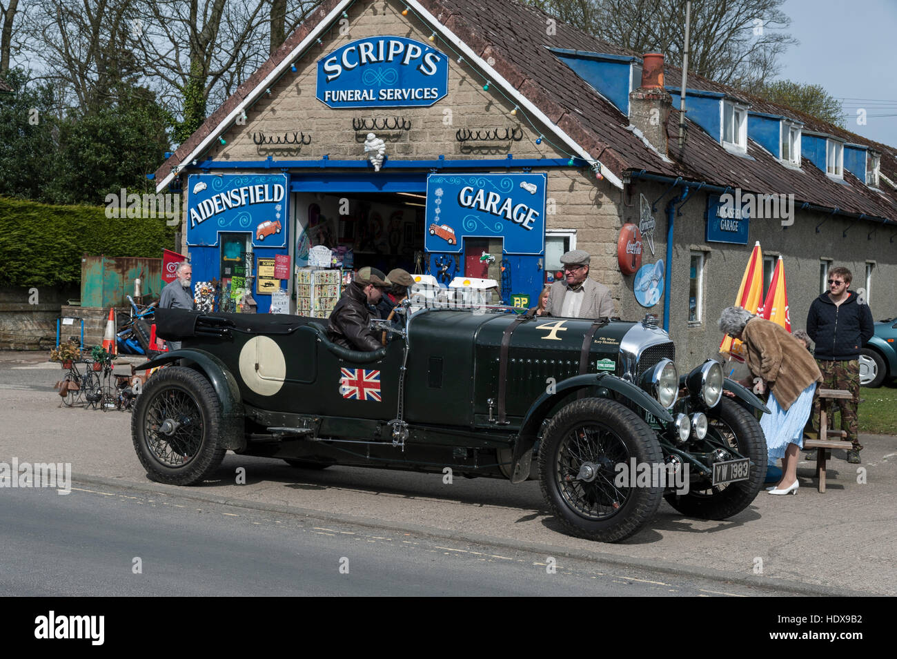 Un vintage Bentley a Scripps garage in Goathland sul Flying Scotsman rally Foto Stock