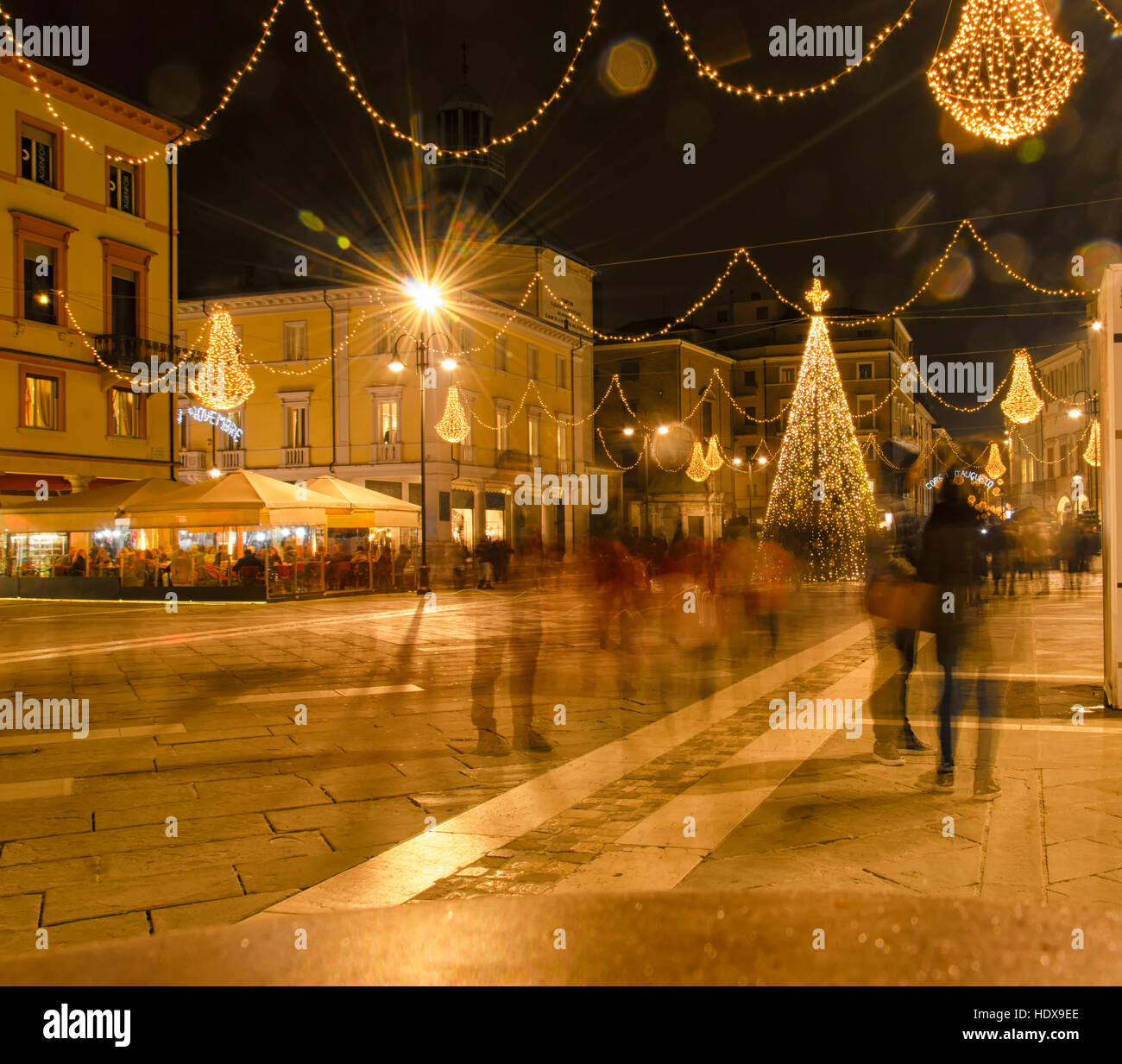 Tipica decorazione di Natale in una città italiana Foto Stock