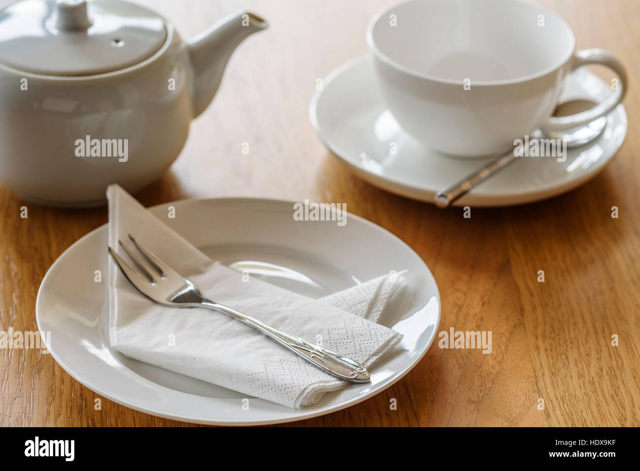 Set per il tè di cui pronto per il tè del pomeriggio. Tabella di colore bianco porcellana set da tè. Foto Stock