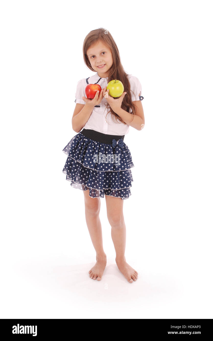 Felice bellissima ragazza con due mele isolati su sfondo bianco Foto Stock
