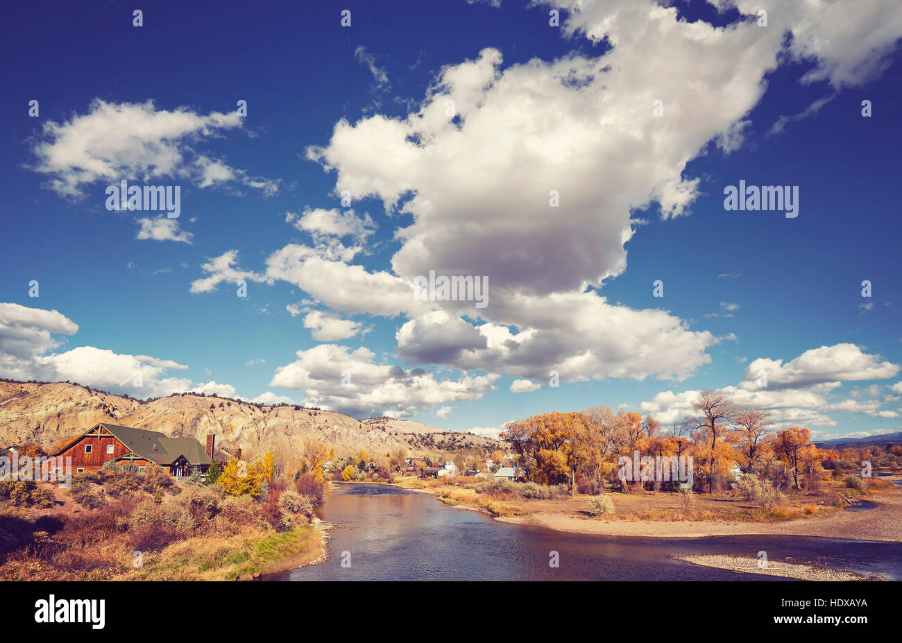 Vintage tonica autunno magnifico paesaggio con fiume Eagle, Colorado, Stati Uniti d'America. Foto Stock