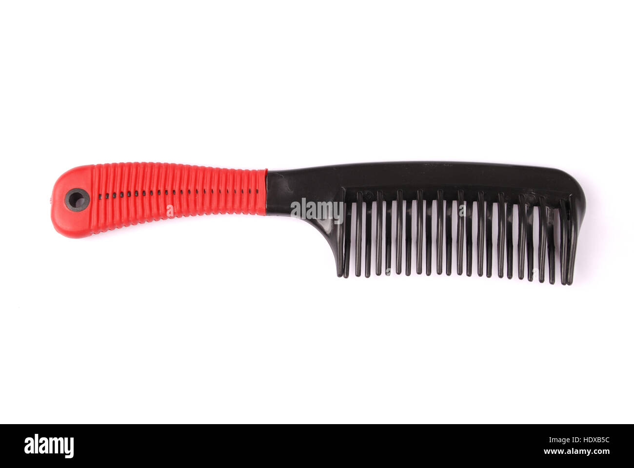 Elegante rosso Pettine per capelli spazzola con manico, isolato sul trasparente o sfondo bianco. Vista frontale. Foto Stock