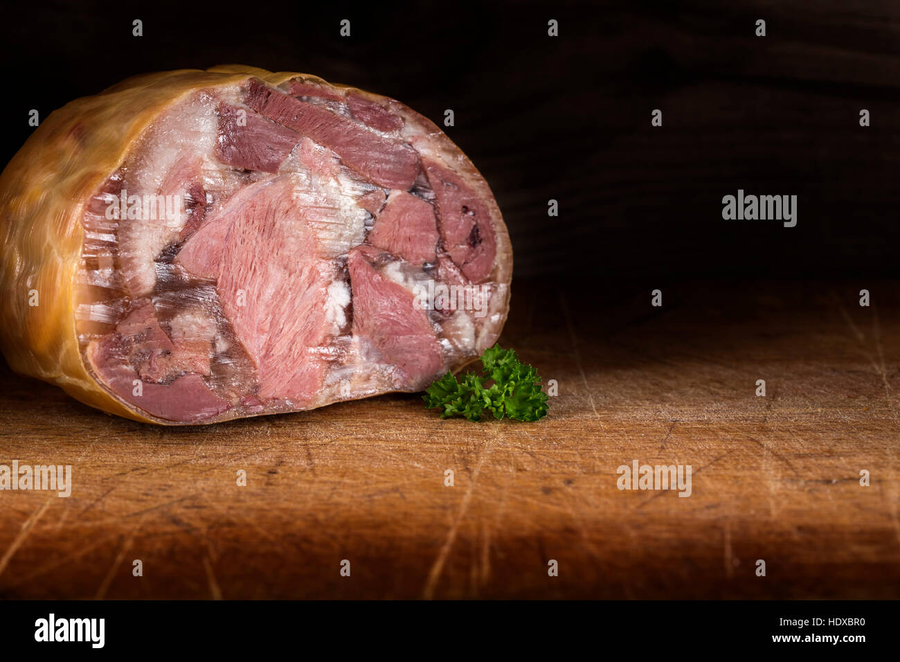 Tradizionale cibo rumeno - aspic di maiale o 'toba' sul tavolo di legno Foto Stock