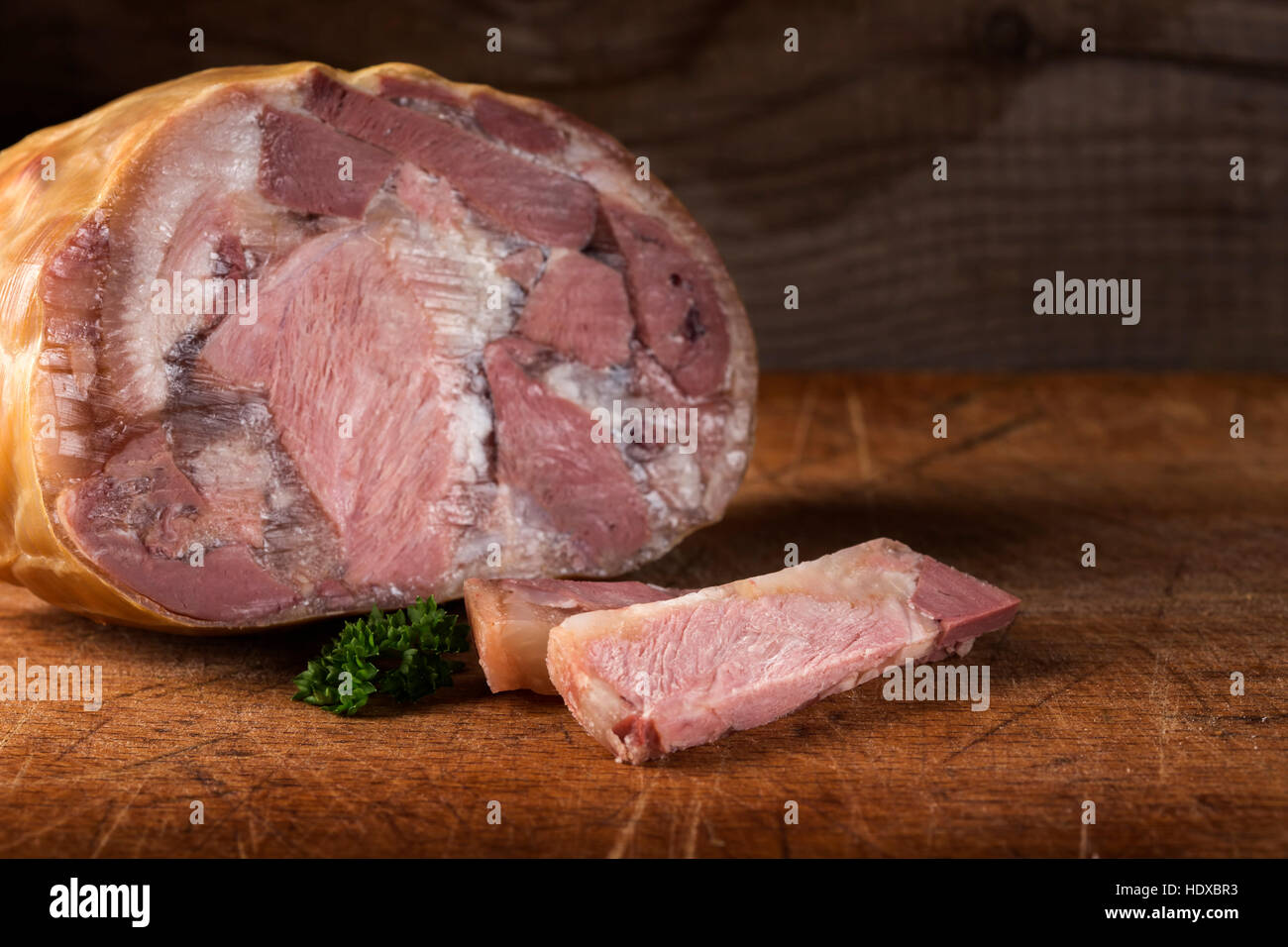 Tradizionale cibo rumeno - fette di carne di maiale o aspic di 'toba' sul tavolo di legno Foto Stock