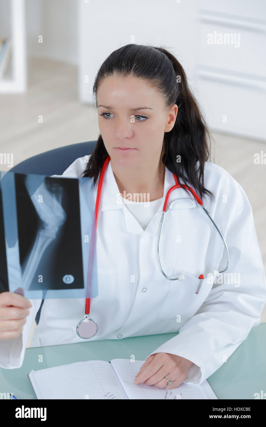 Un medico donna esaminando un x-ray Foto Stock