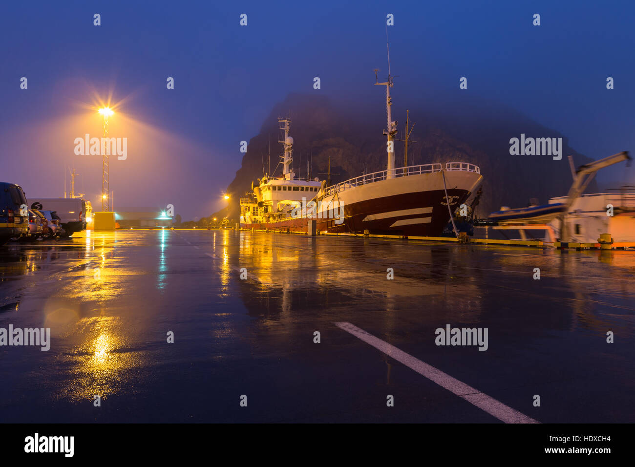 Nave ormeggiata nel porto di Heimaey in Isole Westman (Vestmannar) a sud dell'Islanda. Foto Stock