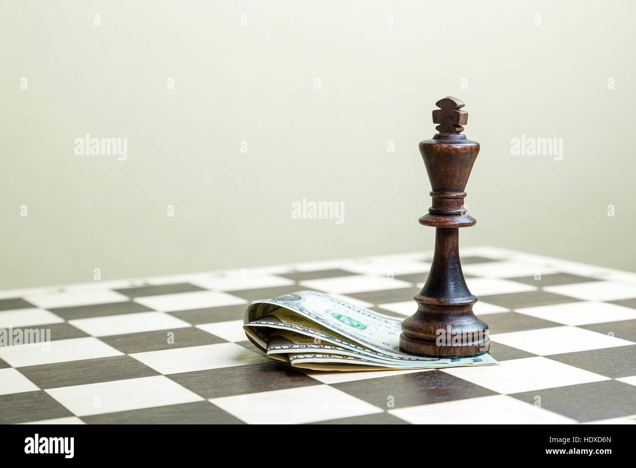 Scacchi figura il re in una scacchiera con denaro Foto Stock