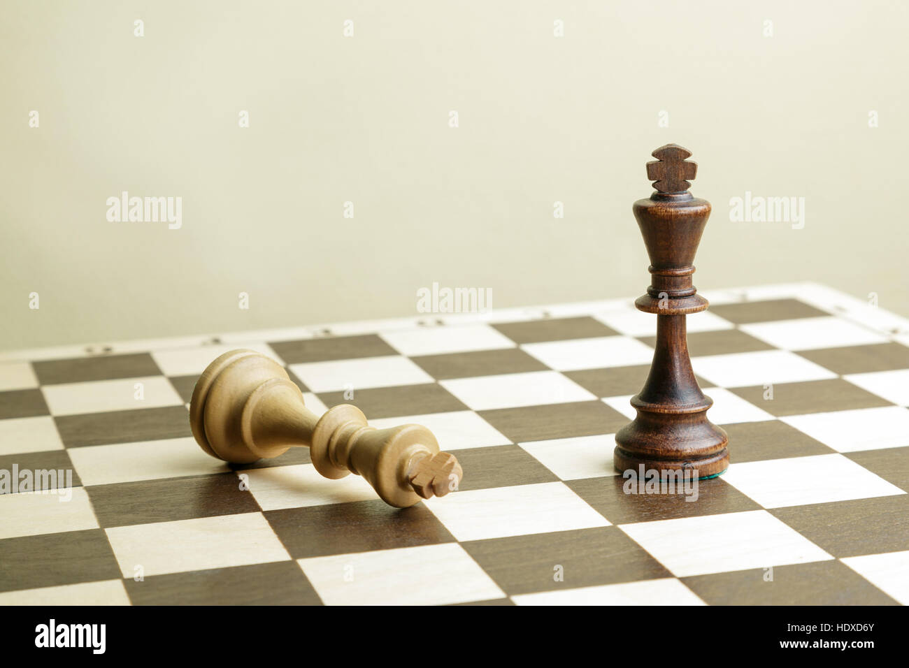 Re di scacchi su una scacchiera mostra una vittoria Foto Stock