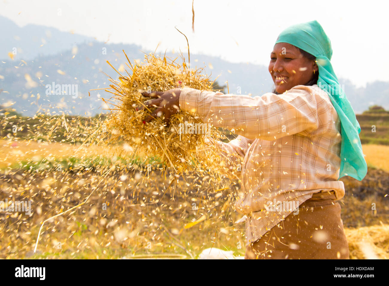 Donna setacciatura di grano vicino a Kathmandu, Nepal Foto Stock