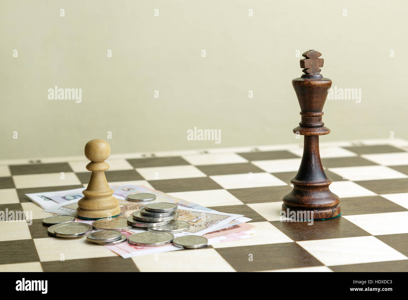 Re di scacchi e pegno con denaro per una scacchiera Foto Stock