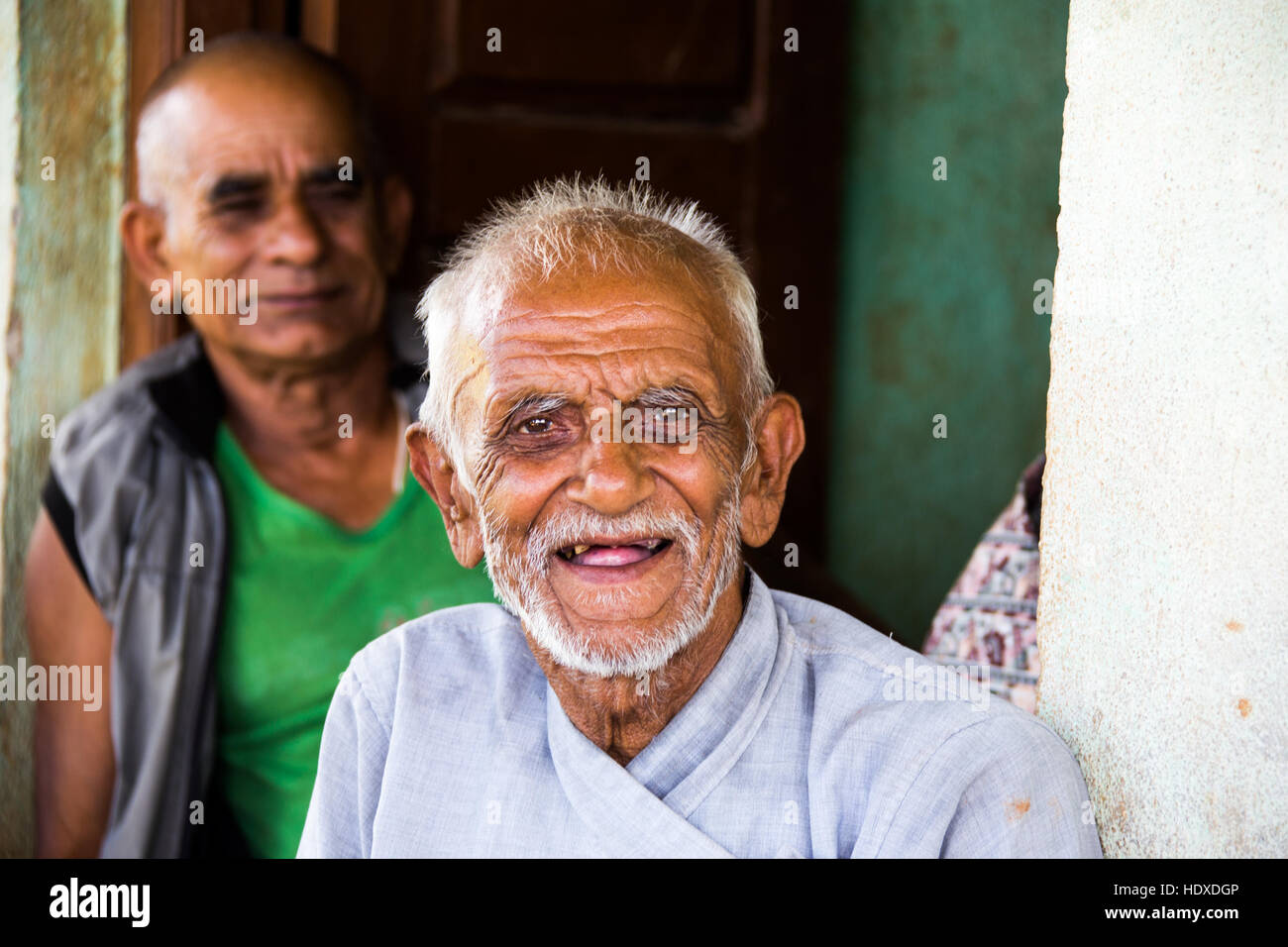 Uomo anziano nel distretto di Nuwakot del Nepal Foto Stock