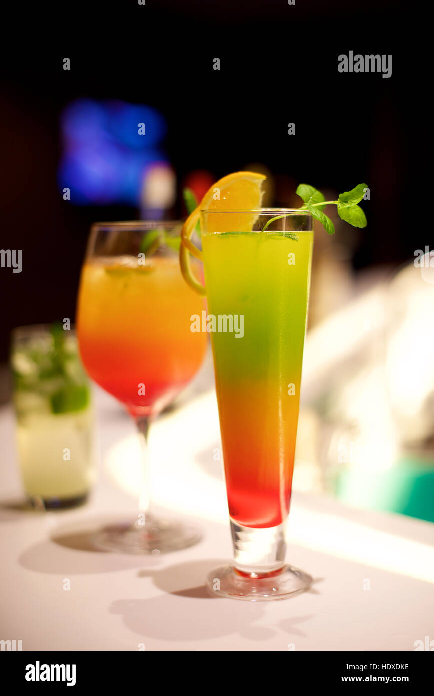 Vari cocktail colorati nel bar ristorante Foto Stock