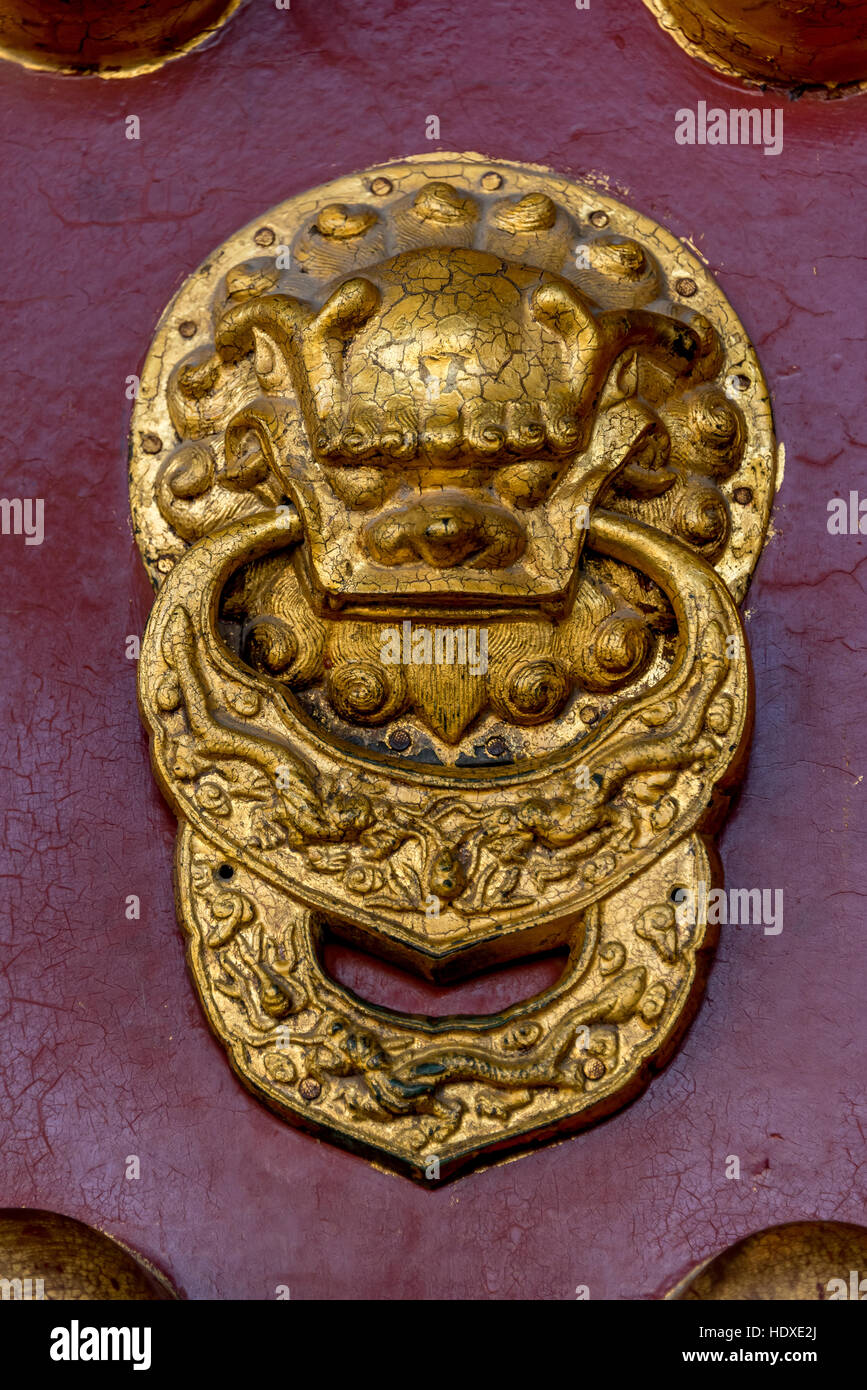 Oro cinese porta lion respingente sul porta rossa, close up di Lion con anello in bocca al Tempio del Cielo a Pechino in Cina. Foto Stock