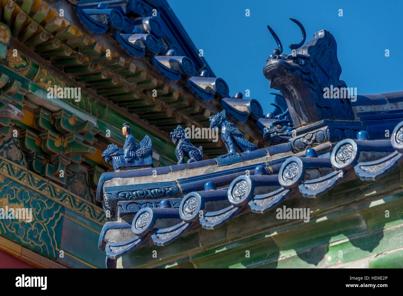 Il Tempio del Paradiso, il dettaglio delle figure in ceramica blu tegola di tetto a Pechino, Cina imperiale che illustra la decorazione del tetto in architettura cinese. Foto Stock