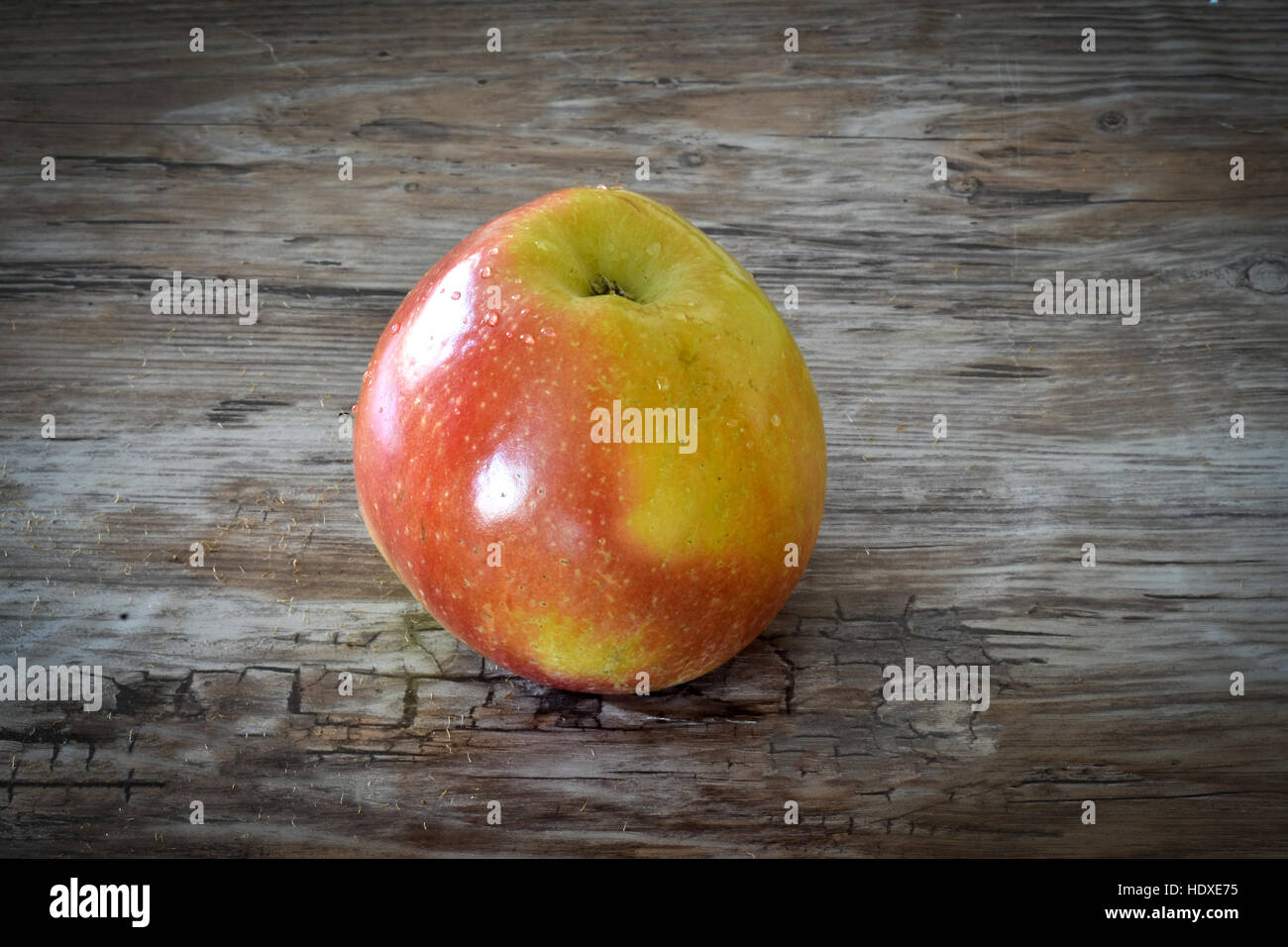 Apple isolato rustico sfondo nero. Alimenti biologici. Foto Stock