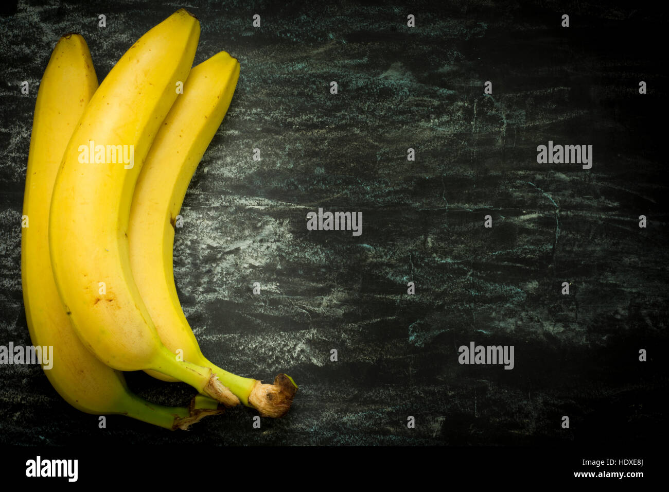 Banane nero sul tavolo della cucina. Posto per il testo. Foto Stock