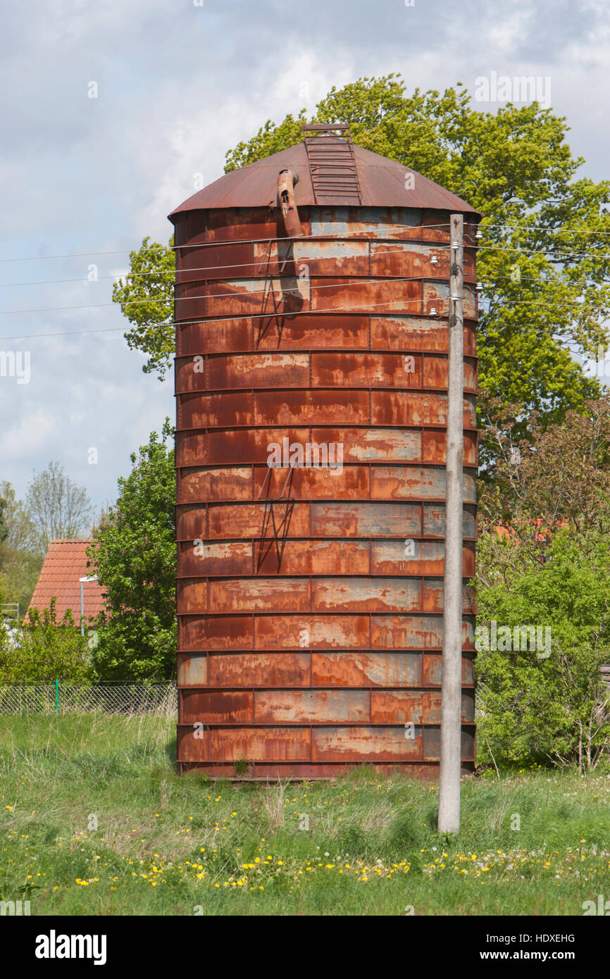 Foraggi arrugginito silo, neuhof, feldberger seenlandschaft, Mecklenburgische Seenplatte district, mecklenburg-vorpommern, Germania Foto Stock