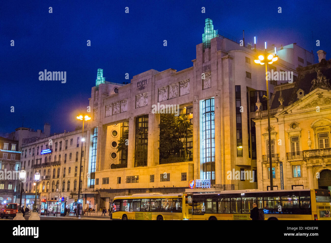 Art Deco Eden cinema da Cassiano Branco, 1931, 24 Praça dos Restauradores, Lisbona, Portogallo al crepuscolo, ora convertito in appartamenti Foto Stock