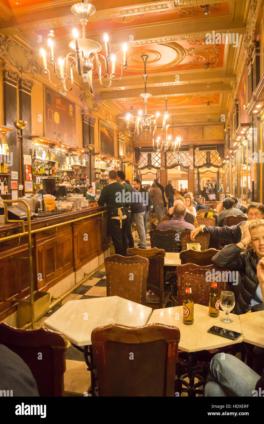 Una Brasileira' café, Art Nouveau - Deco polychrome interno, 1905 & 1922,  Rua Garrett, Lisbona, Portogallo Foto stock - Alamy