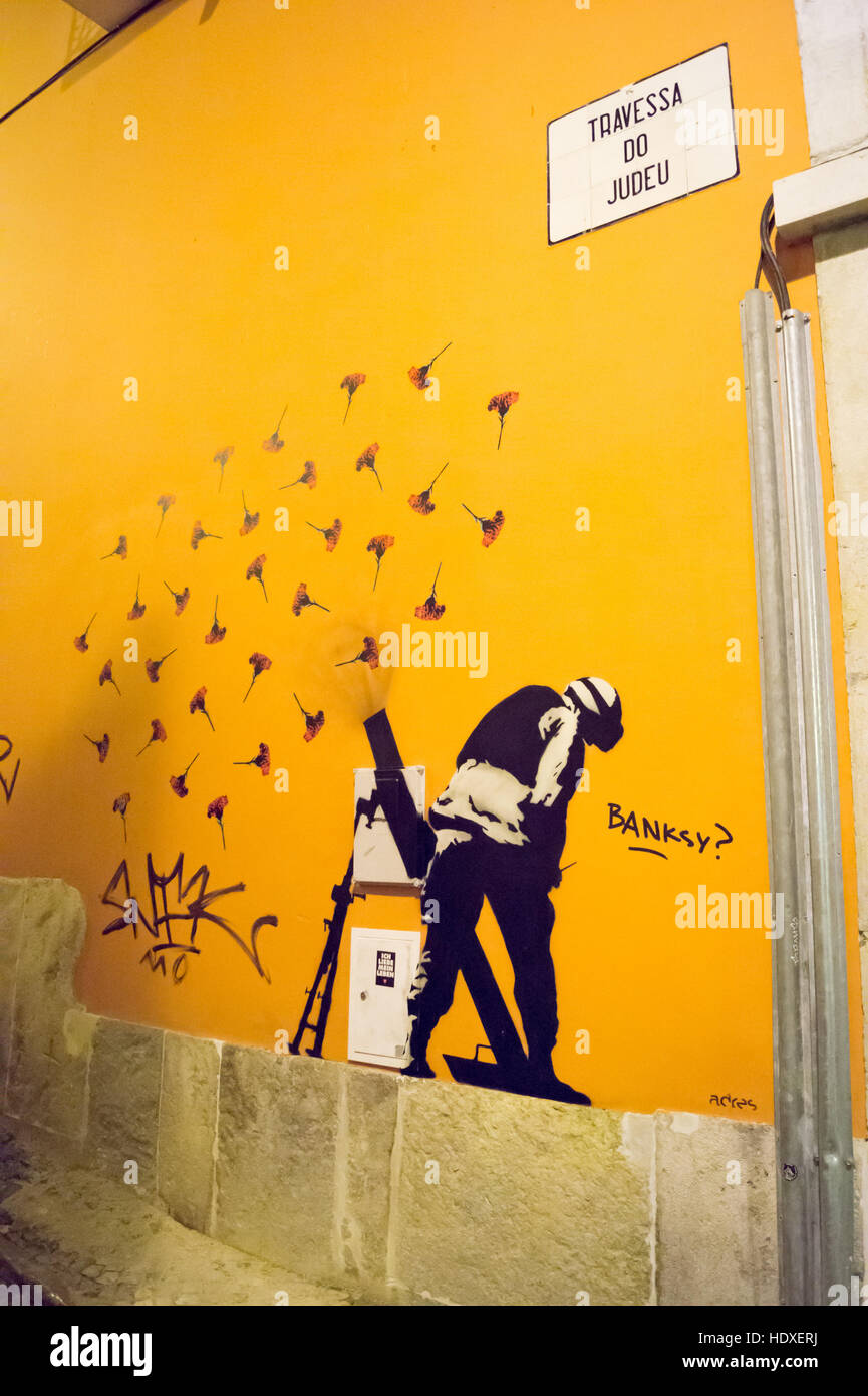 I garofani spararono da un mortaio, murale attribuito a Banksy, alludendo alla Rivoluzione dei garofani del 1974, Travessa do Judeu, Lisbona Portogallo Foto Stock