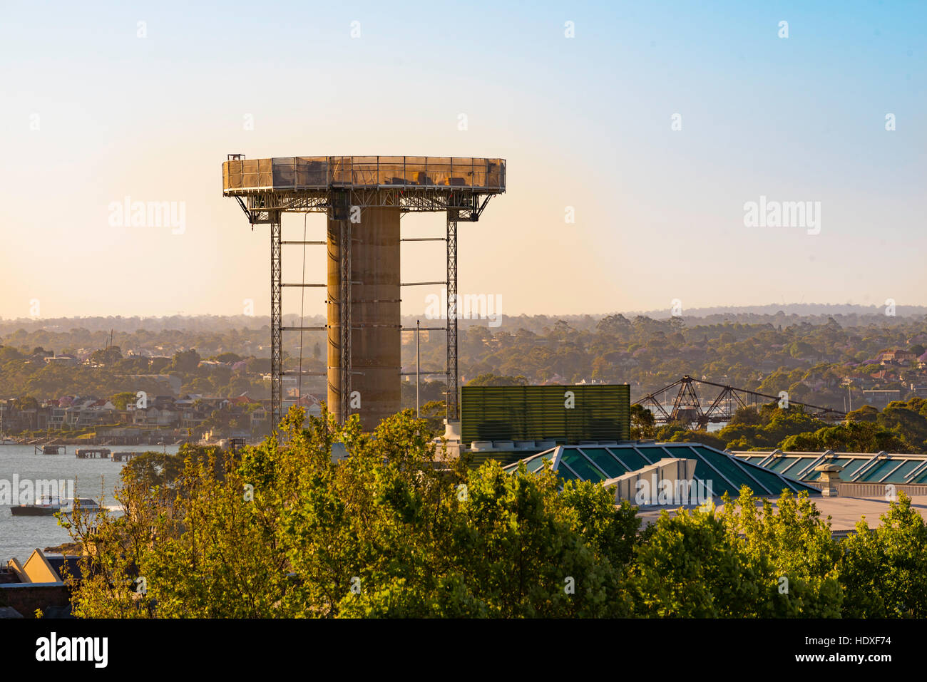 Le porte di Sydney competente della torre di controllo essendo lentamente demolito Foto Stock