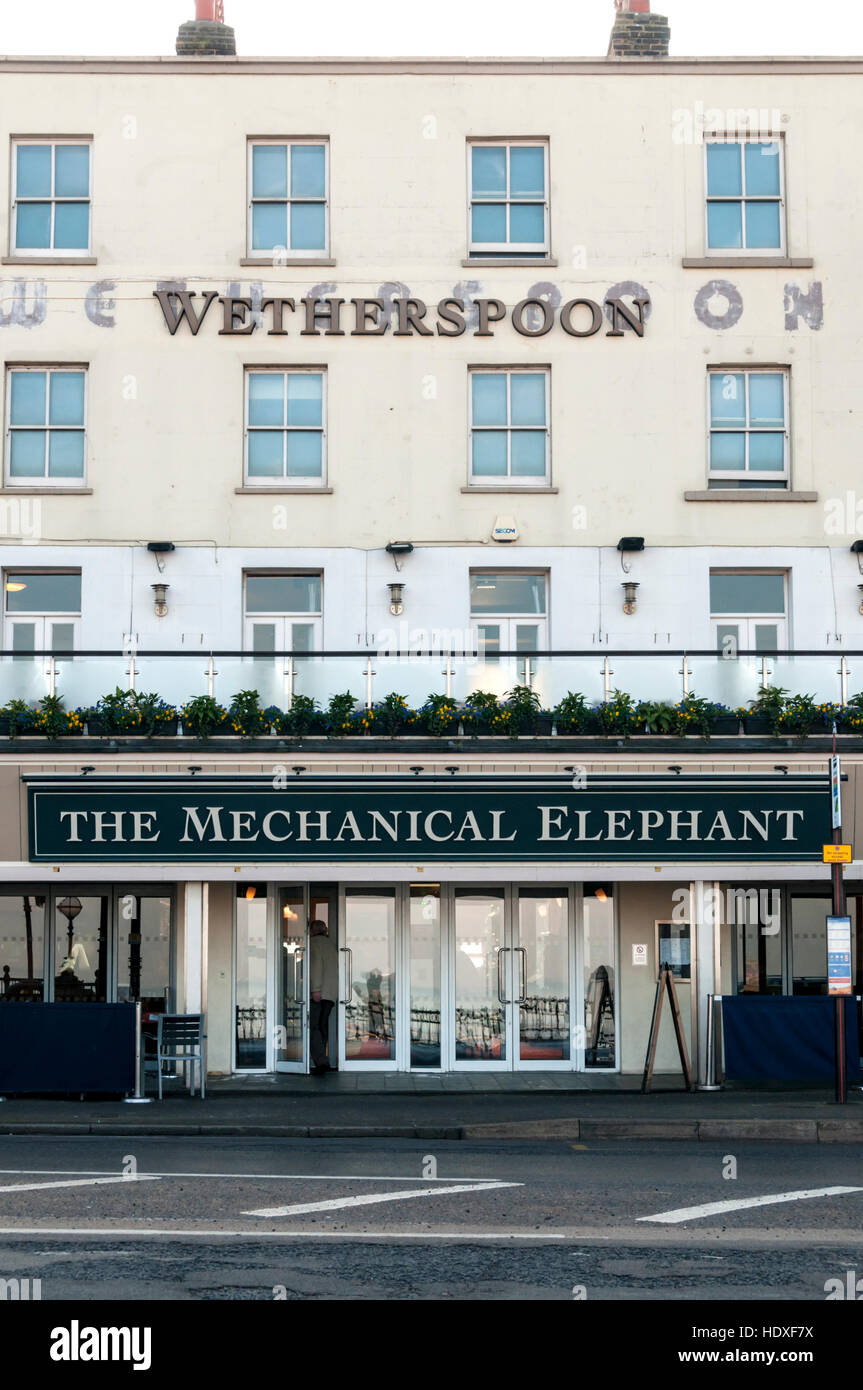 La Meccanica di elefante, un Wetherspoon pub sul lungomare di Margate, Kent. Foto Stock