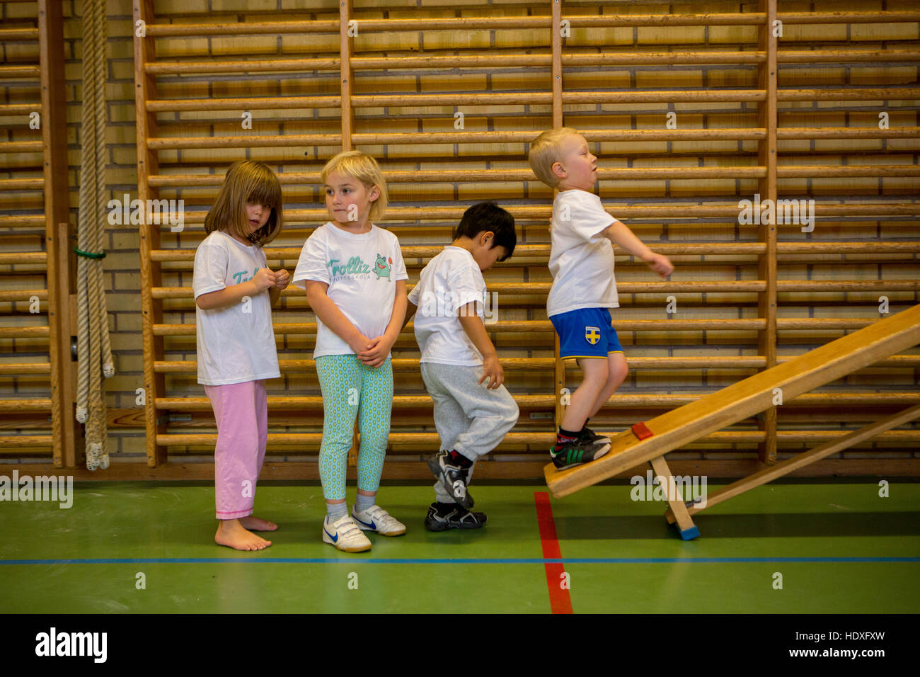 I bambini hanno educazione fisica nella scuola. Foto Stock
