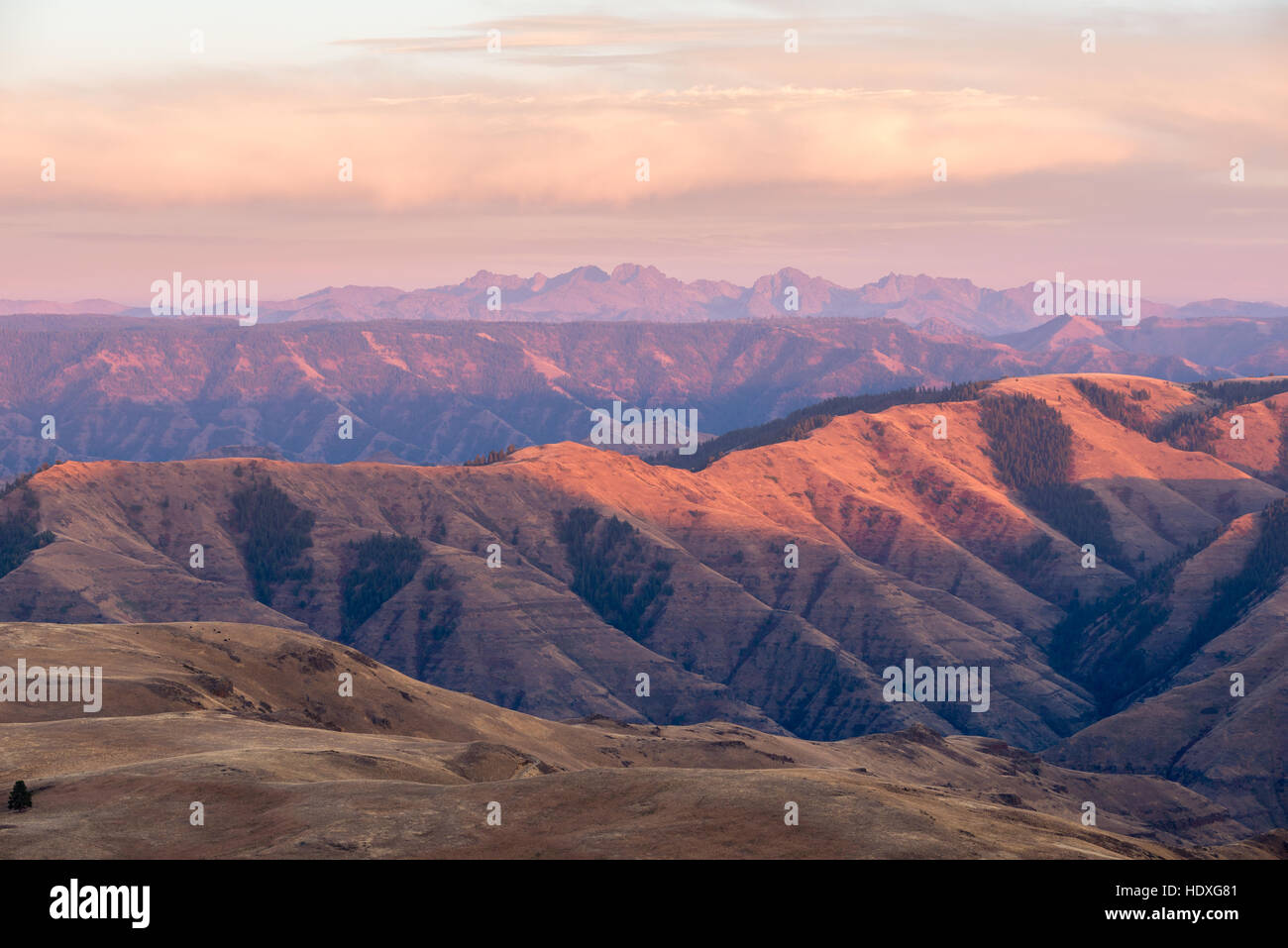 Sunset over Hells Canyon nel Nordest Oregon con Idaho sette demoni montagne sullo sfondo. Foto Stock