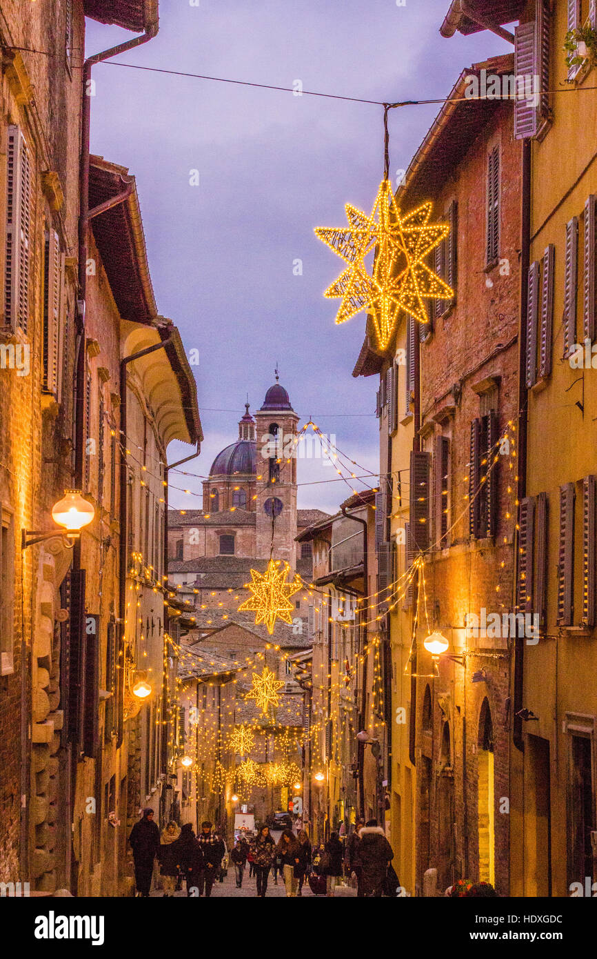 Visualizza in basso street 'Via Donato Bramante' verso la cattedrale, Urbino, città medievale fortificata nella regione Marche, Italia. Foto Stock