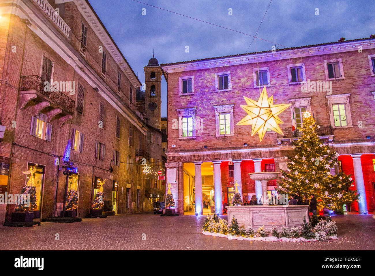 PIazza della Repubblica pieno di decorazioni di Natale, Urbino, città medievale fortificata nella regione Marche, Italia. Foto Stock