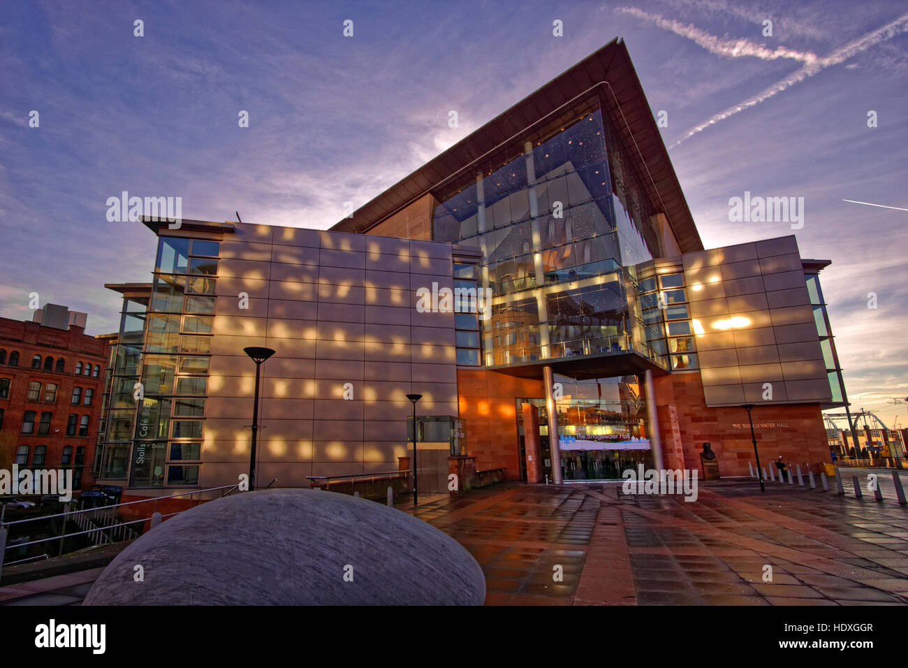 La Bridgewater Concert Hall e il centro di Manchester, Manchester, Greater Manchester, Inghilterra. Foto Stock