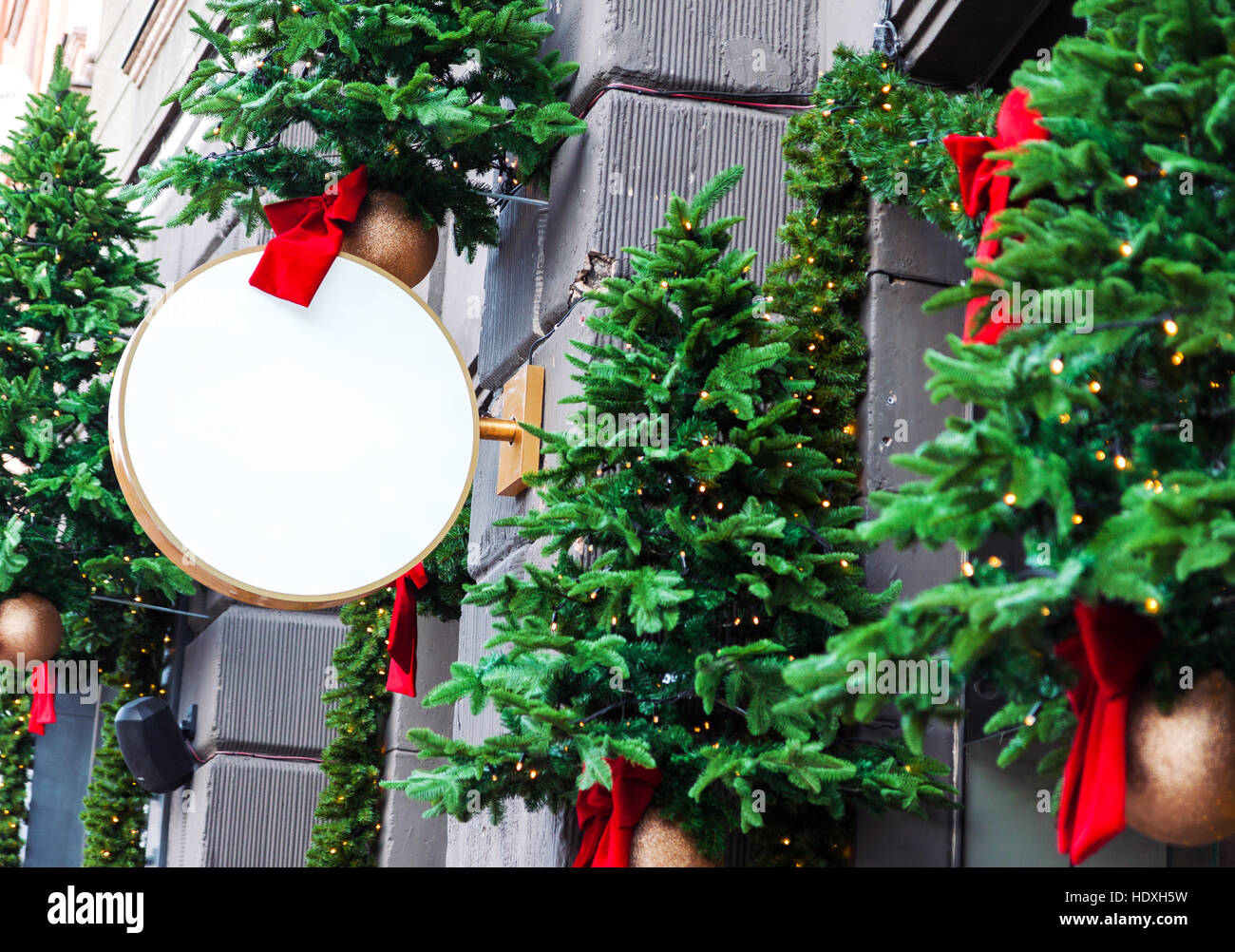 Blank segnaletica esterna mock up per aggiungere il logo della società decorata con decorazioni di Natale Foto Stock