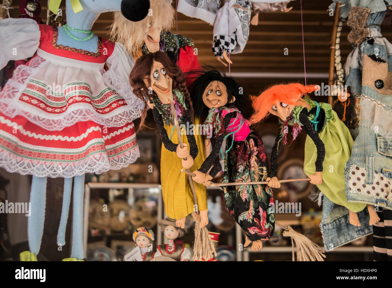 Tre strega con la scopa, marionette - tradizionale bambola di souvenir a Minsk, Bielorussia Foto Stock