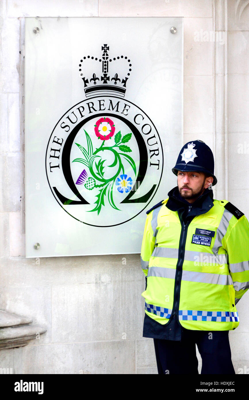 Londra, Inghilterra, Regno Unito. Funzionario di polizia al di fuori della Corte suprema in piazza del Parlamento Foto Stock