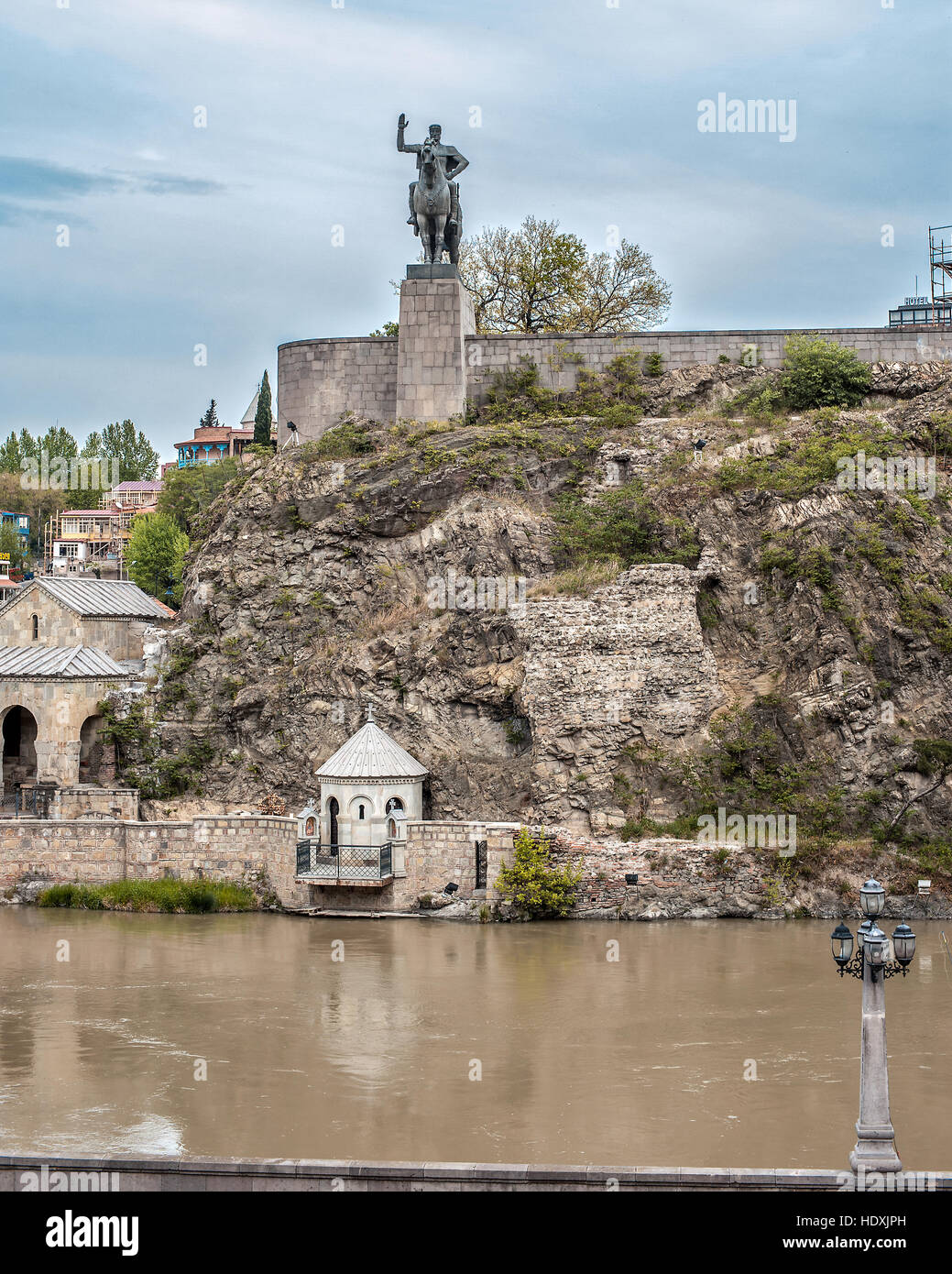La Georgia, Tbilisi. Il vecchio quartiere di Metekhi , nella roccia sopra il fiume Kura tempio Abo di Tbilisi e il suo mosaico icone . Foto Stock