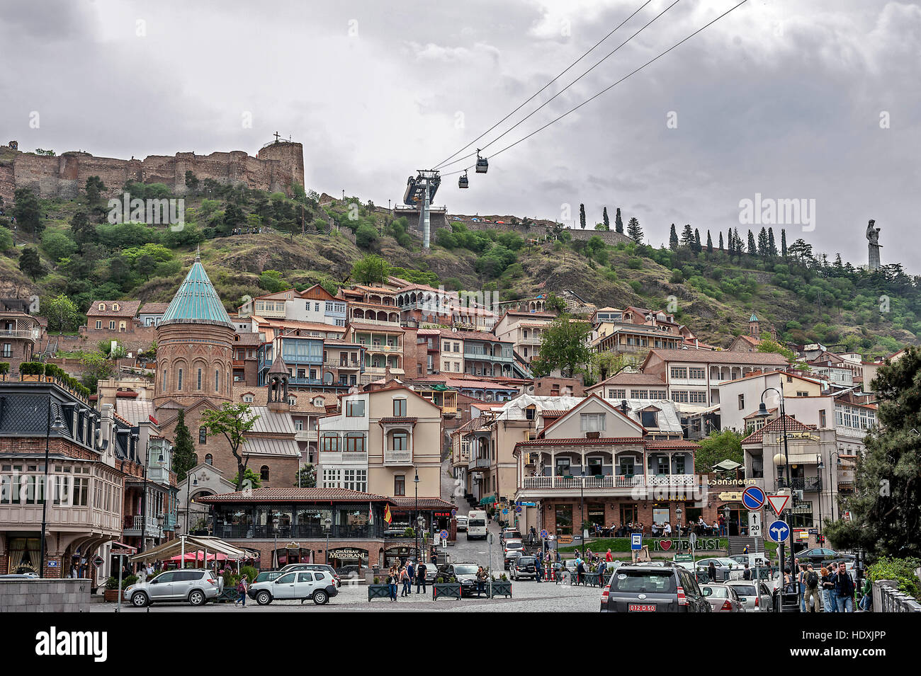 La Georgia, Tbilisi. Vista dalla riva sinistra del fiume Kura nella Città Vecchia , fortezza di Narikala Metekhi , Bridge , Cattedrale di Saint George. Foto Stock