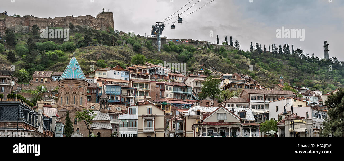La Georgia, Tbilisi. Vista dalla riva sinistra del fiume Kura nella Città Vecchia , fortezza di Narikala Metekhi , Bridge , Cattedrale di Saint George. Foto Stock